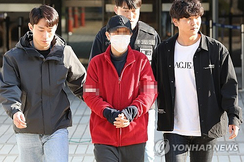 한동훈 법무부 장관의 집 앞에 흉기를 두고 간 혐의를 받는 40대 남성이 지난 10월 16일 서울 서초동 서울중앙지법에서 구속 전 피의자 심문(영장심사)를 받은 뒤 나오고 있다.   [연합뉴스]